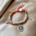 Roze gevlochten armband met zilveren geluksbedels en hanger met reliëf - Portret Roze