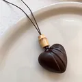 Collar vintage con colgante de madera en forma de corazón y detalles de bambú marrón - Estilo de corazón grabado (X2017 Corazón)