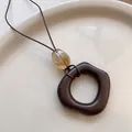 Collar largo vintage minimalista con colgante de anillo marrón oscuro y cuenta ámbar - Anillo Irregular Estilo Ámbar (X2017 Trapecio)
