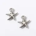 Macro-opname van twee vintage zeesterhangers van legering met textuur voor doe-het-zelf sieraden - Antiek Zilver