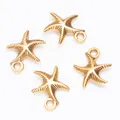 Macrodetail van vier gouden zeesterhangers van legering met gestructureerd oppervlak - Antiek Goud