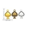 Détail macro de pendentifs en forme de pique dorés, bronze et argent pour bijoux DIY - Pique / Argent Antique