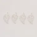 Détail de quatre breloques feuilles argentées évidées pour la création de bijoux DIY - Argent Brillant
