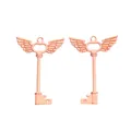 Detalle macro de colgantes de llave con alas en oro rosa de aleación pulida para joyería DIY - Rosa oro