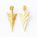 Set of two gold arrow-shaped zinc alloy pendants with polished finish and top ring - Gold