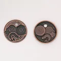 Detail van bronzen steampunk tandwielbedels met verfijnd mechanisch reliëf en ophanggat - Antiek rood koper
