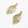 Detaillierte Makroansicht von zwei Vintage-Bronze-Blattanhängern mit hohlen Adern - Altgold