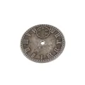 Detailopname van vintage bronzen klokwijzerplaat hanger met reliëf van Romeinse cijfers - Antiek tin