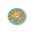 Macro-opname van vintage bronzen klokhanger met Romeinse cijfers en patina afwerking - Antiek Groen