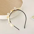 Elegante cerchietto con fiocco di raso crema e perle bianche su fascia nera sottile - Fiocco di Perle / Perle Color Bianco Sporco
