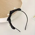 Elegante cerchietto sottile nero con perle bianche e un classico fiocco in raso - Fiocco di Perle / Perla Nera