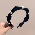 Elegante cerchietto in velluto nero con decorazioni a grappolo di perle bianche - Decorazione di Perle / Velluto Nero