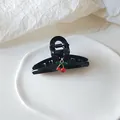 Dettaglio di un fermaglio per capelli nero lucido con ciondolo a forma di ciliegia - Mini Molletta Ciliegia Nera