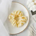 Stijlvolle scrunchie met geel-wit ruitjespatroon op een elegant keramisch dienblad - Haarelastiek / Geel