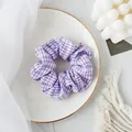 Elegante lavendel gingham stoffen scrunchie met zachte geplooide textuur voor dames - Haarelastiek / Paars