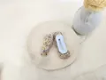 Détail de pinces à cheveux en maille faite main avec accents colorés sur plat céramique - Pinces cheveux bec de canard / Blanc laiteux