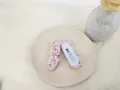 Détail de barrettes à cheveux en peluche rose faites à la main avec base en métal argenté - Pinces cheveux bec de canard / Pêche