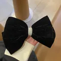Grande fermaglio per capelli a fiocco in velluto nero con tre file di perle finte - Fiocco di Perle / Nero