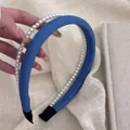 Dettaglio del cerchietto in tessuto denim blu e set elegante di perle sintetiche - Set Cerchietto Denim e Perle / Azzurro
