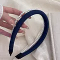 Vista dettagliata di un cerchietto di perle e uno di jeans per trama e dimensioni - Blu scuro