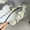 Detalle de diadema negra con lazos de satén y perlas blancas de imitación - Blanco con Lazo