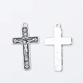 Ciondoli a croce crocifisso vintage in lega d'argento con trama floreale per gioielli DIY - Argento Antico