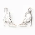 Vintage zilveren legering laarshangers met gedetailleerd reliëf voor DIY-sieraden - Antiek Zilver