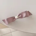 Barrette à cheveux élégante en satin rose poudré avec perle et petit pendentif en métal - Rose