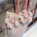 Pinces fleurs en satin rose avec perles sur poignets assortis pour femme - Fleur Rose (Double Usage Broche Et Pince)