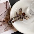 Eleganter braun karierter Haarclip mit Schleife, Strasssteinen und goldenem Love-Metall-Anhänger - Champagner
