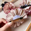 Detalle de pinza para el pelo floral con volantes de tela beige y clip de metal dorado - Pinza de Pico de Pato Rosa
