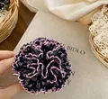 Primer plano de coletero floral con bordes ondulados rosas y estampado de hortensias - Clip de pico de pato púrpura