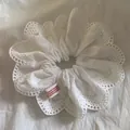 Chique witte kant scrunchie met parelaccenten voor een zoete paardenstaartstyling - Wit