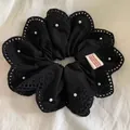 Detail van handgemaakte zwarte kant scrunchie met witte parels en gegolfde randen - Zwart
