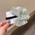 Detalle del coletero de organza verde menta con bordado floral de hojas blancas - Clips de resorte / Verde