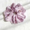 Detailopname van lavendel scrunchie met kanten randen en kleine witte pareltjes - Roze