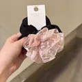 Détail d'un chouchou géant en dentelle florale avec contraste rose et noir élégant - Cravate à cheveux / Rose