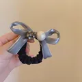 Elastico per capelli con fiocco in raso grigio, sfera di cristallo e perla bianca elegante - Grigio