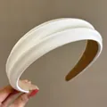 Eleganter gepolsterter Satin Haarreif in Creme mit seidiger Textur für einen hohen Look - Beige