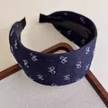 Cerchietto in denim blu con ricamo di lettere bianche e design in tessuto a tesa larga - Blu scuro