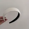 Detail of a wide white padded headband with textured fabric and black non-slip lining - Fabric Pleated Texture Style / Off-white