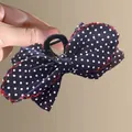 Pinza per capelli con fiocco blu navy a pois e cuciture rosse in primo piano - Molletta a Pois
