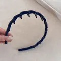 Dettaglio di cerchietto in velluto blu scuro con accenti di design a denti neri - Blu
