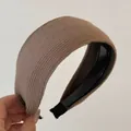 Détails de la maille côtelée et des dents antidérapantes du bandeau large marron - Café Clair