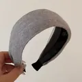 Dettaglio di cerchietto largo in maglia grigia con trama antiscivolo sul rivestimento - Grigio