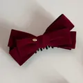 Eleganter burgunderfarbener Samt-Haarclip mit goldener Love-Plakette für hohen Pferdeschwanz - Burgunderrot