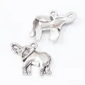 Pendentif éléphant vintage en alliage argenté avec détails gravés sur fond blanc neutre - Argent antique