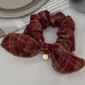 Coletero retro de cuadros rojos con lazo de conejo y dije dorado elegante - Cuadros Rojos