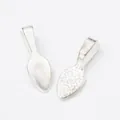 Makroaufnahme von silbernen Tropfen-Anhängerösen für DIY-Schmuck und Perlenmontage - Glänzendes Silber