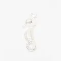 Détail du pendentif hippocampe argenté avec texture d'écailles et anneau de suspension - Argent Brillant